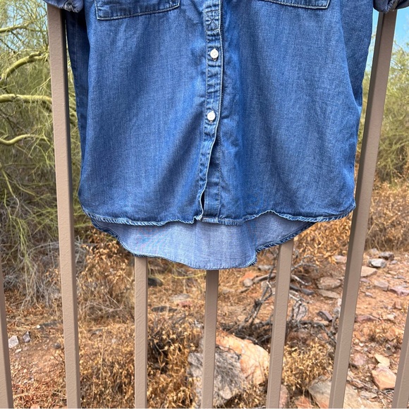Levi’s Women’s Denim Button Down Shirt Size M Color Blue Denim 💯% Lyocell - Picture 6 of 10